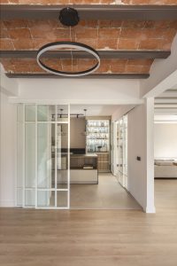 Hueco de entrada abierto desde el recibidor hacia la cocina en Pallejà.