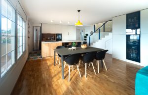 Cocina abierta al salón con suelo colorido y vistas al mar en Sitges.