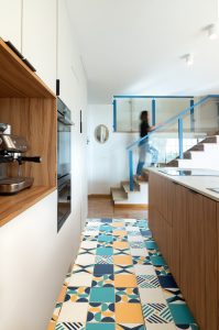 Escalera con barandilla azul a medida en dúplex reformado de Sitges