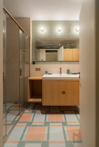 Baño de diseño contemporáneo del Proyecto Mallorca con acabados en tonos neutros, lavabo integrado y grifería elegante.
