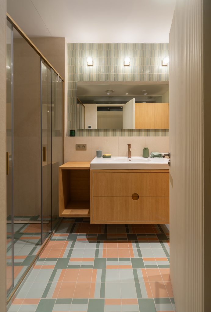 Baño de diseño contemporáneo del Proyecto Mallorca con acabados en tonos neutros, lavabo integrado y grifería elegante.