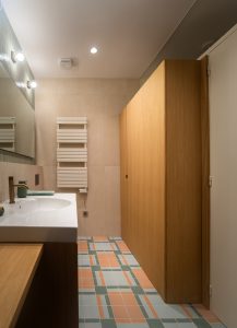 Baño de diseño contemporáneo del Proyecto Mallorca con acabados en tonos neutros, lavabo integrado y grifería elegante.