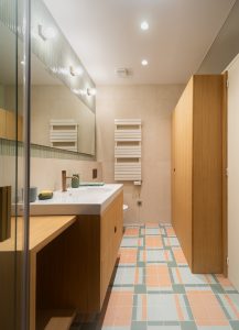 Baño de diseño contemporáneo del Proyecto Mallorca con acabados en tonos neutros, lavabo integrado y grifería elegante.