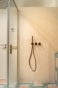 Detalle de la grifería de diseño en acabado elegante del baño del Proyecto Mallorca.