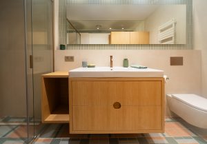 Detalle del lavamanos con encimera y acabados de diseño en el Proyecto Mallorca.