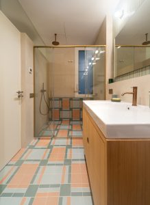 Baño de diseño contemporáneo del Proyecto Mallorca con acabados en tonos neutros, lavabo integrado y grifería elegante.