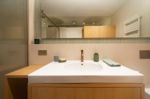 Detalle del lavamanos con encimera y acabados de diseño en el Proyecto Mallorca.