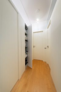 Vista general del pasillo del Proyecto Mallorca con iluminación cuidada y continuidad material.