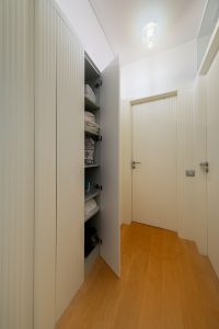 Vista general del pasillo del Proyecto Mallorca con iluminación cuidada y continuidad material.