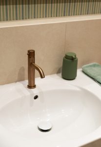 Detalle de la grifería de diseño en acabado elegante del baño del Proyecto Mallorca.
