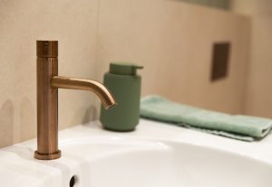 Detalle de la grifería de diseño en acabado elegante del baño del Proyecto Mallorca.