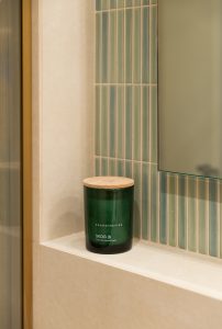 Detalle de la unión entre revestimiento cerámico verde en piezas pequeñas verticales y muro de recrecido con cerámica beige lisa de gran formato en el Proyecto Mallorca.