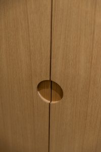 Detalle del armario a medida con acabado en madera y tiradores integrados en el Proyecto Mallorca.