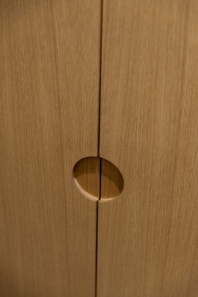 Detalle del armario a medida con acabado en madera y tiradores integrados en el Proyecto Mallorca.