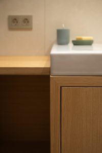 Detalle del armario a medida con acabado en madera y tiradores integrados en el Proyecto Mallorca.