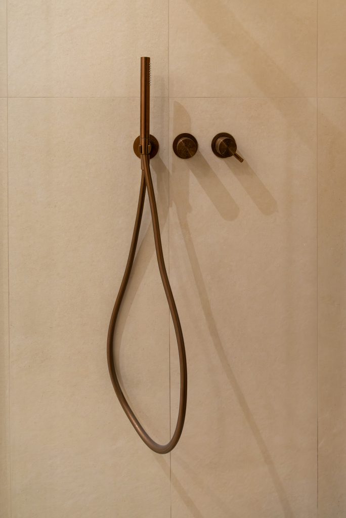 Detalle de la grifería de diseño en acabado elegante del baño del Proyecto Mallorca.