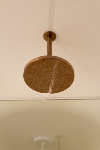 Detalle de la grifería de diseño en acabado elegante del baño del Proyecto Mallorca.