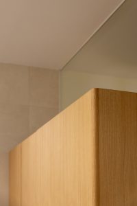 Detalle de la parte superior del armario con vidrio superior que permite el paso de luz natural al baño en el Proyecto Mallorca.