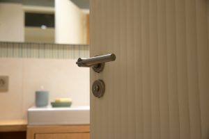 Baño de diseño contemporáneo del Proyecto Mallorca con acabados en tonos neutros, lavabo integrado y grifería elegante.